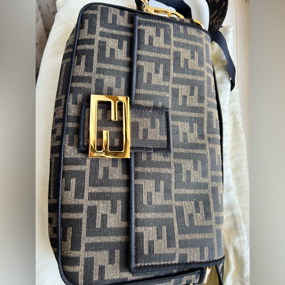 Iconic medium Baguette bag